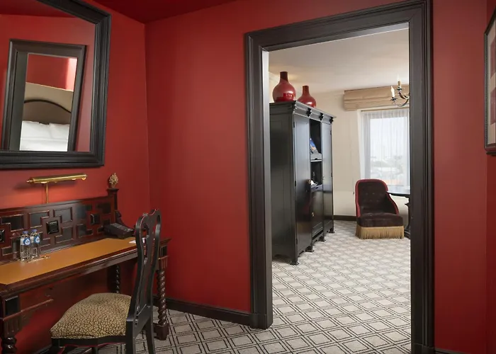 Des Indes Szálloda 5*